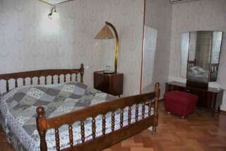 Отель Hotel Queen Мцхета Двухместный номер Делюкс с 1 кроватью (для 2 взрослых и 1 ребенка)-2